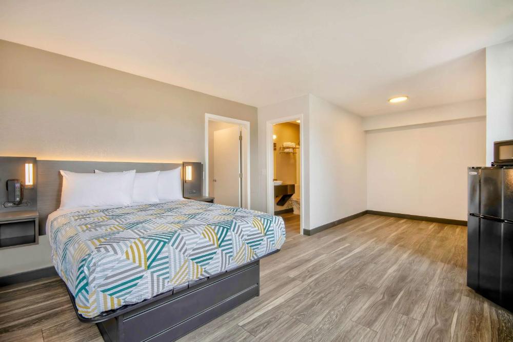 Deluxe Queen Suite interior